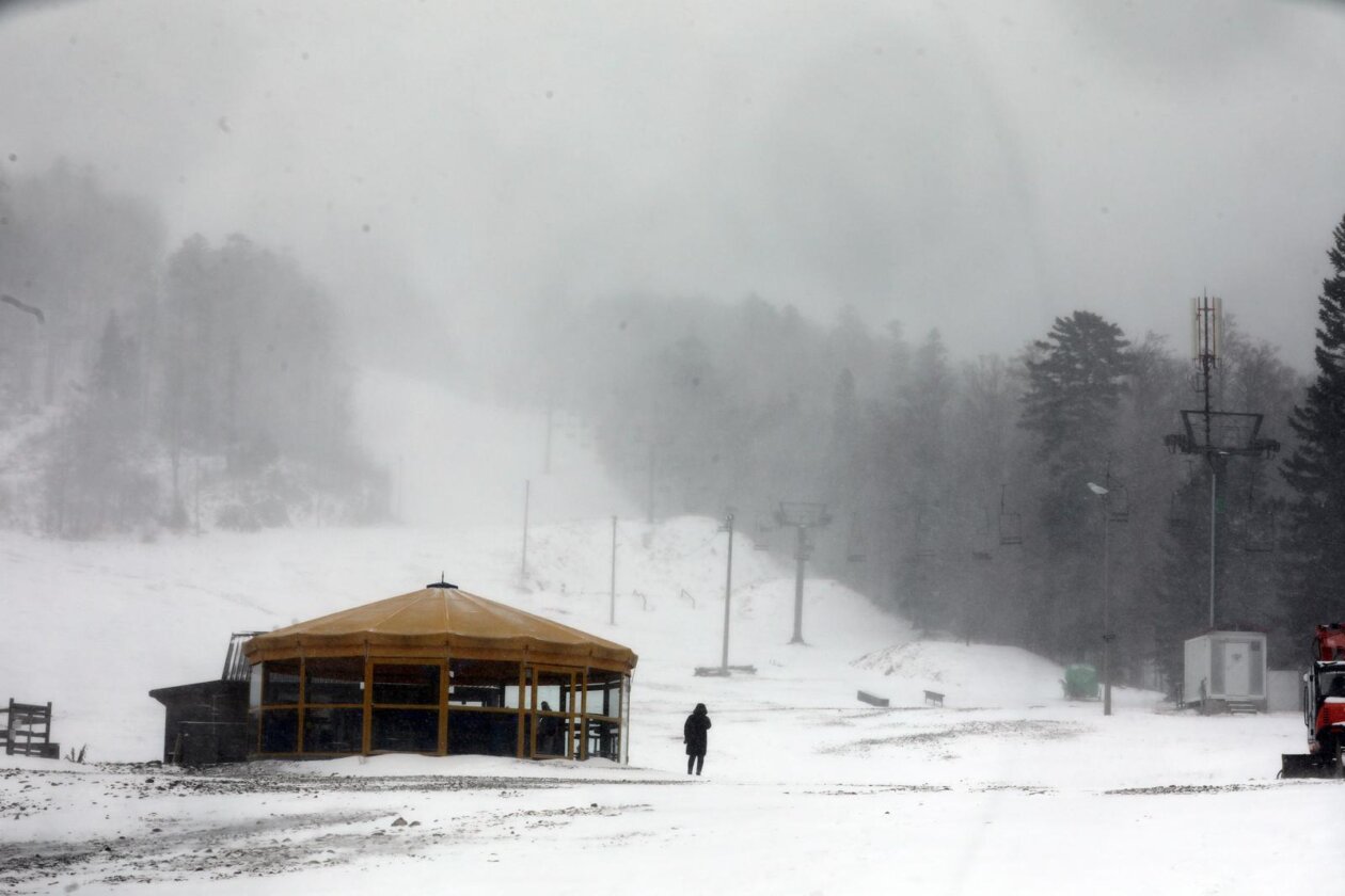 Platak: Zbog lošeg vremena malobrojni izletnici uživaju u snijegu