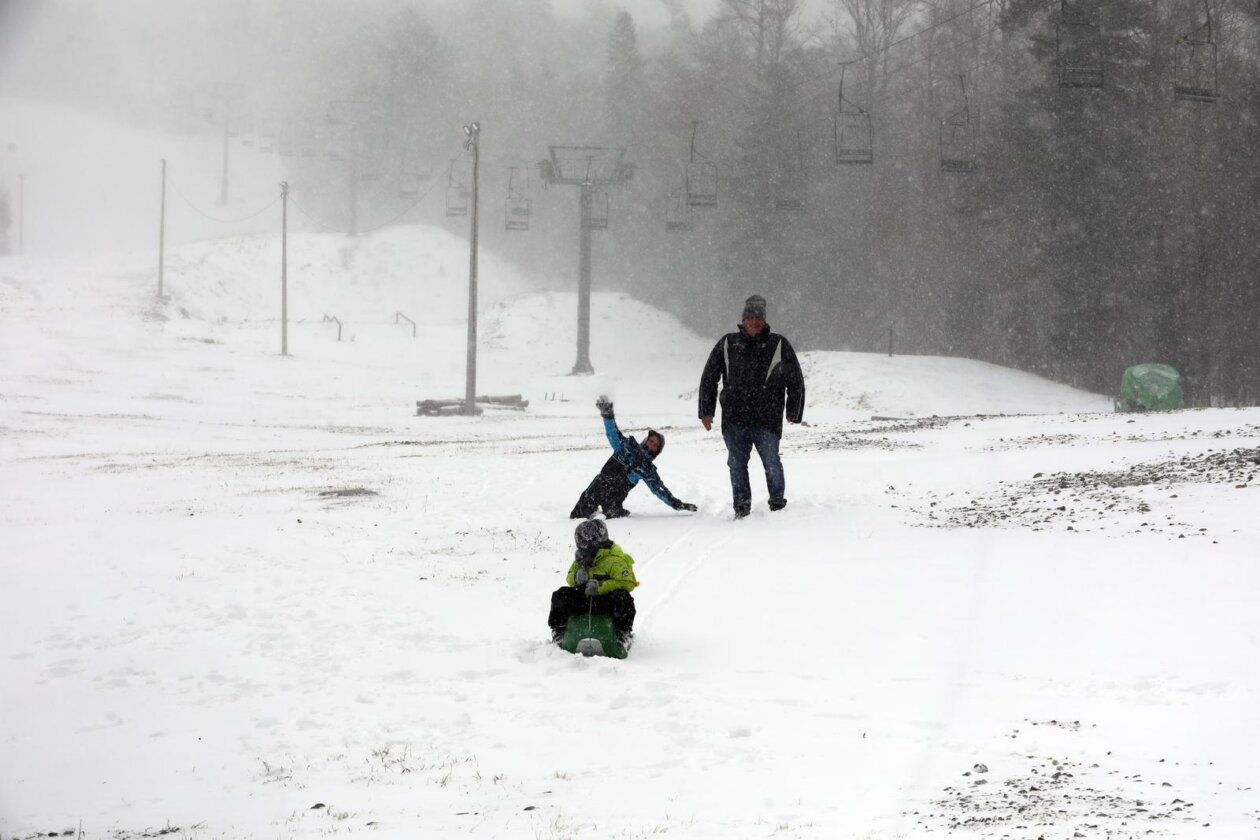 Platak: Zbog lošeg vremena malobrojni izletnici uživaju u snijegu