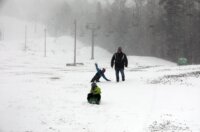 Platak: Zbog lošeg vremena malobrojni izletnici uživaju u snijegu