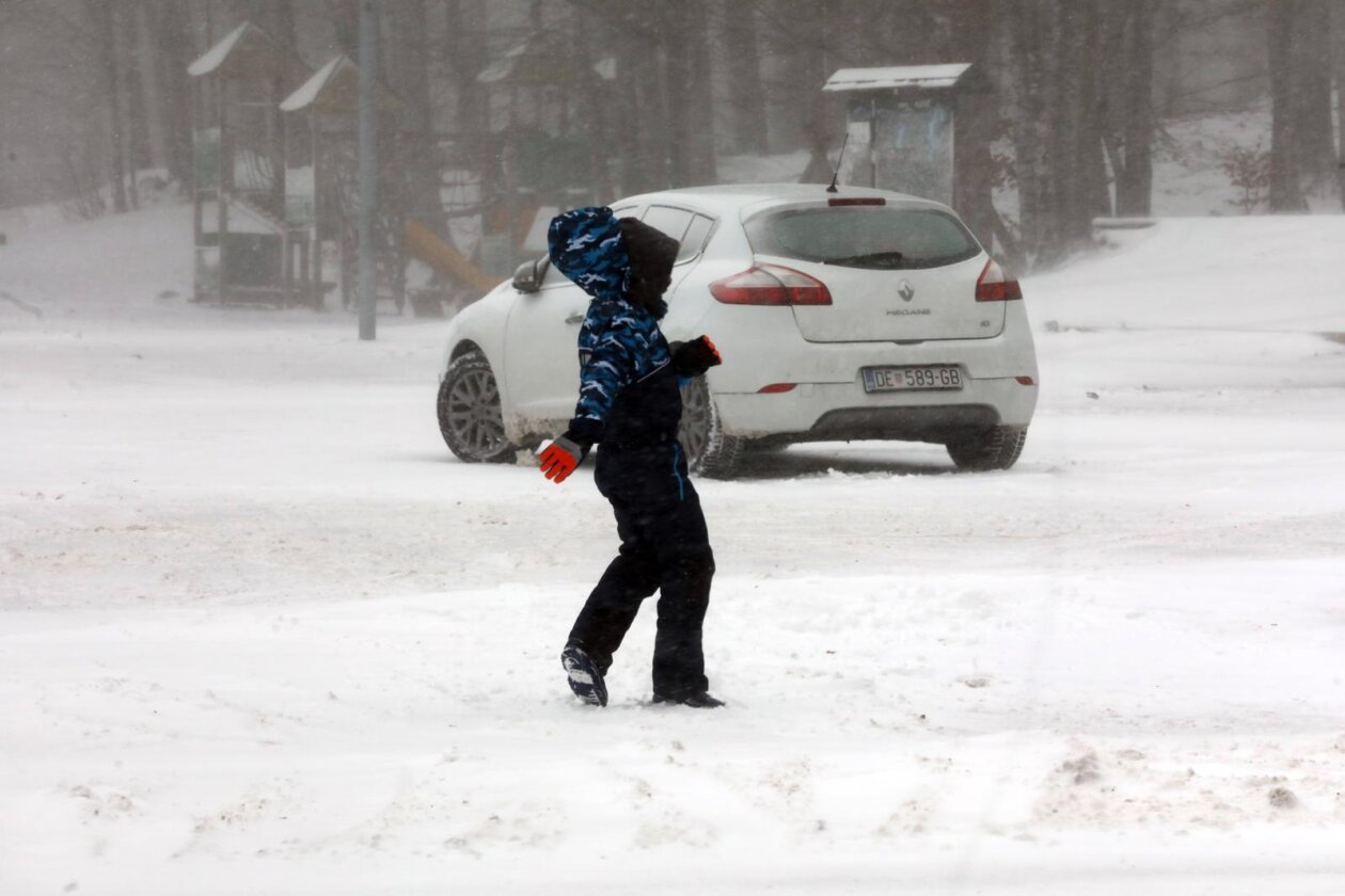 Platak: Zbog lošeg vremena malobrojni izletnici uživaju u snijegu