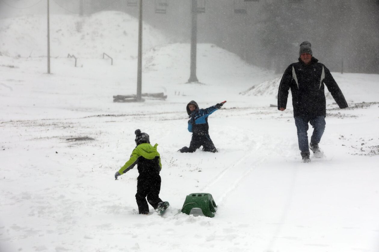 Platak: Zbog lošeg vremena malobrojni izletnici uživaju u snijegu