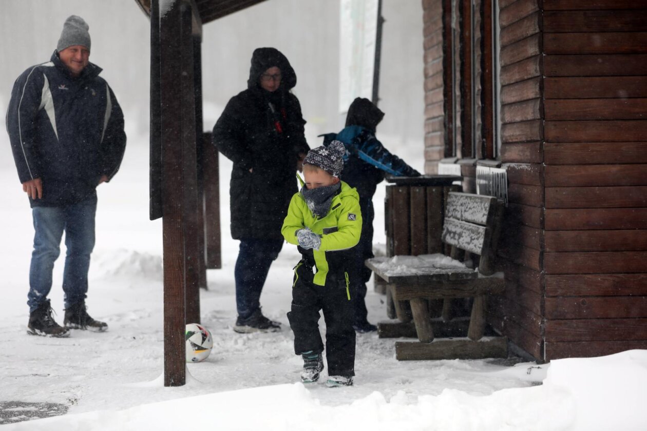 Platak: Zbog lošeg vremena malobrojni izletnici uživaju u snijegu