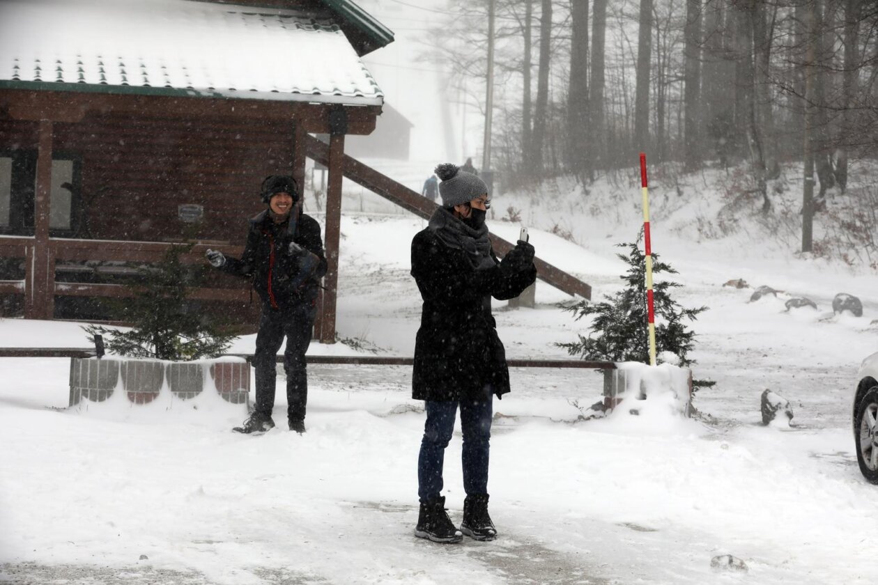 Platak: Zbog lošeg vremena malobrojni izletnici uživaju u snijegu