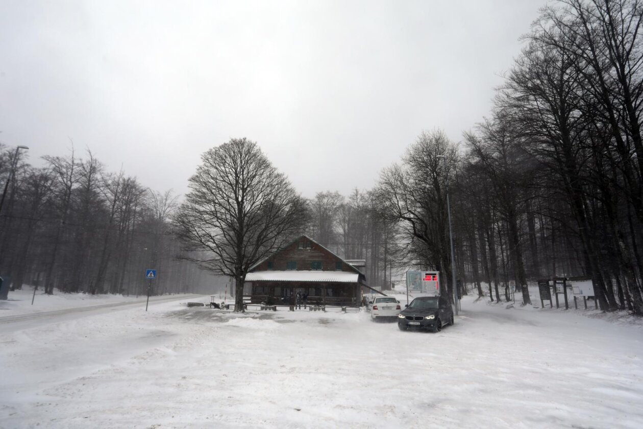 Platak: Zbog lošeg vremena malobrojni izletnici uživaju u snijegu