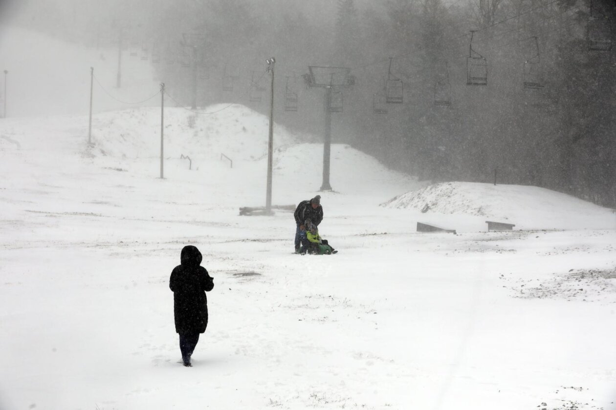 Platak: Zbog lošeg vremena malobrojni izletnici uživaju u snijegu