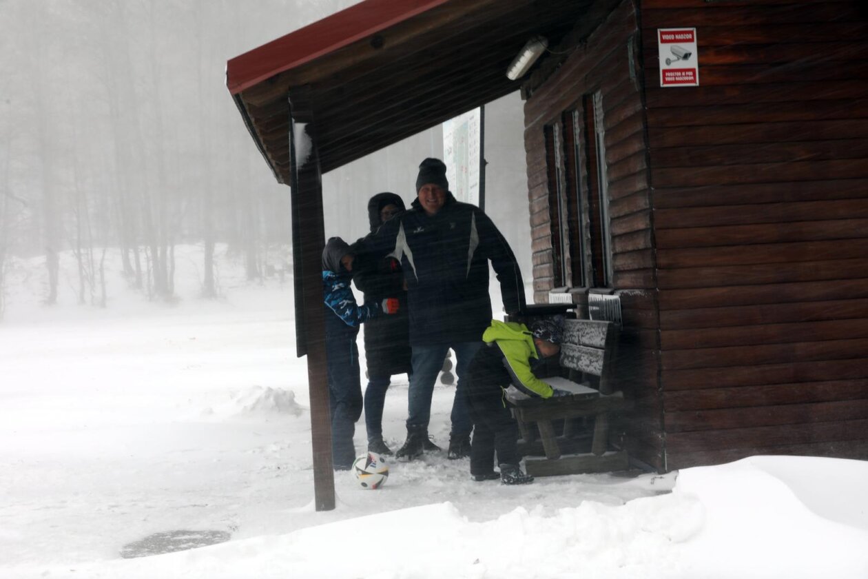 Platak: Zbog lošeg vremena malobrojni izletnici uživaju u snijegu