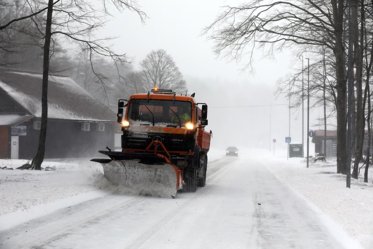 Platak: Zbog lošeg vremena malobrojni izletnici uživaju u snijegu
