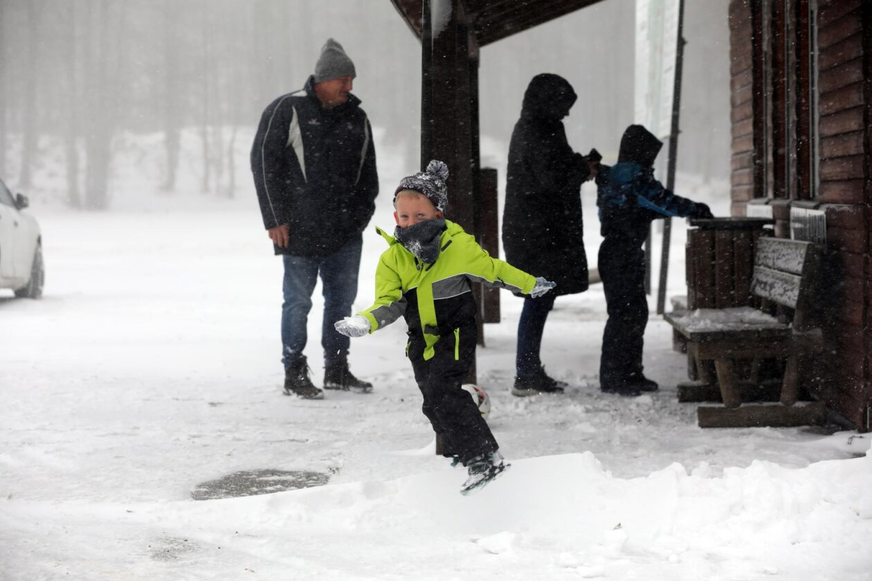 Platak: Zbog lošeg vremena malobrojni izletnici uživaju u snijegu