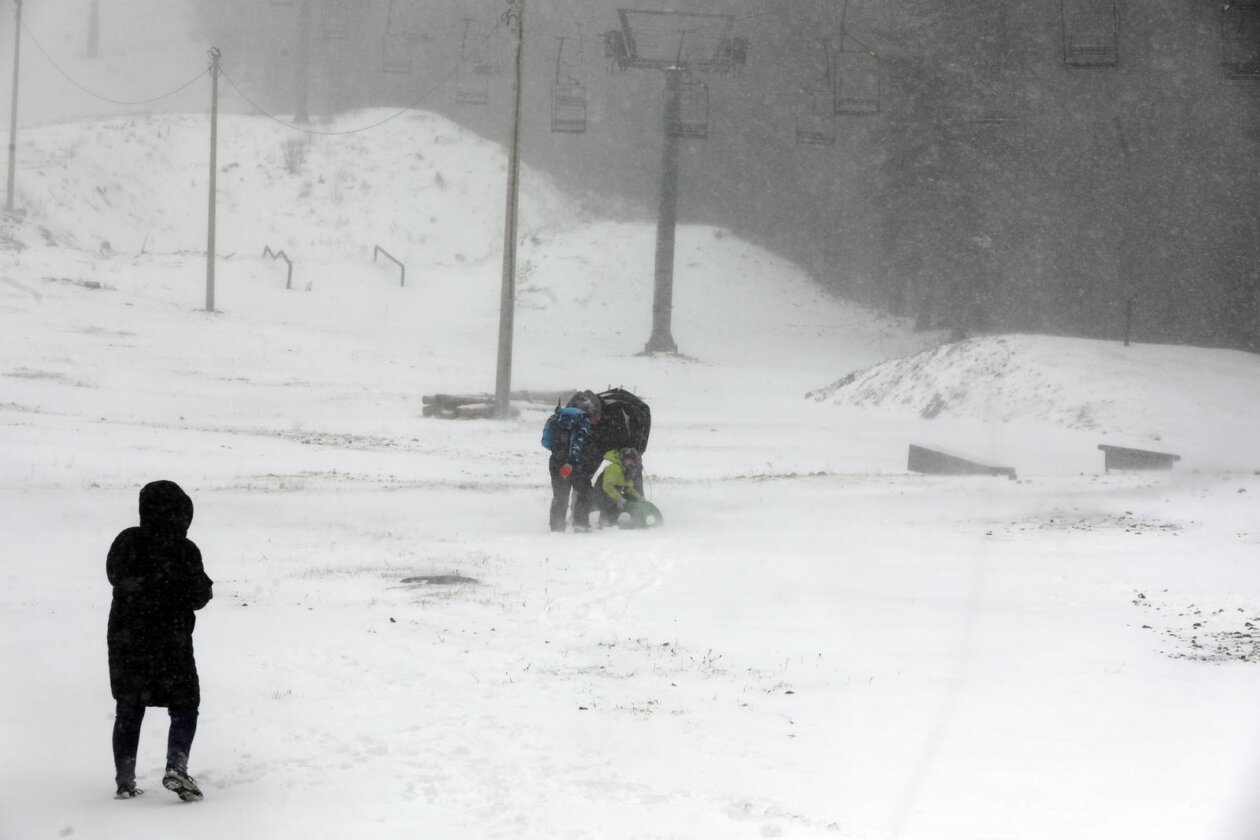 Platak: Zbog lošeg vremena malobrojni izletnici uživaju u snijegu