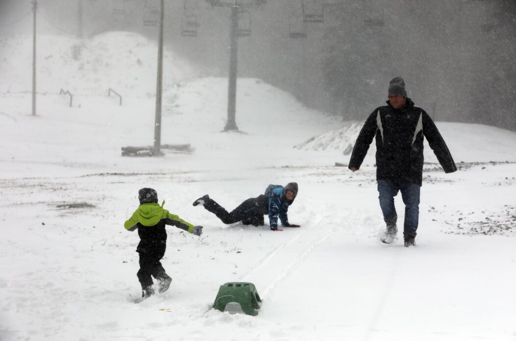 Platak: Zbog lošeg vremena malobrojni izletnici uživaju u snijegu