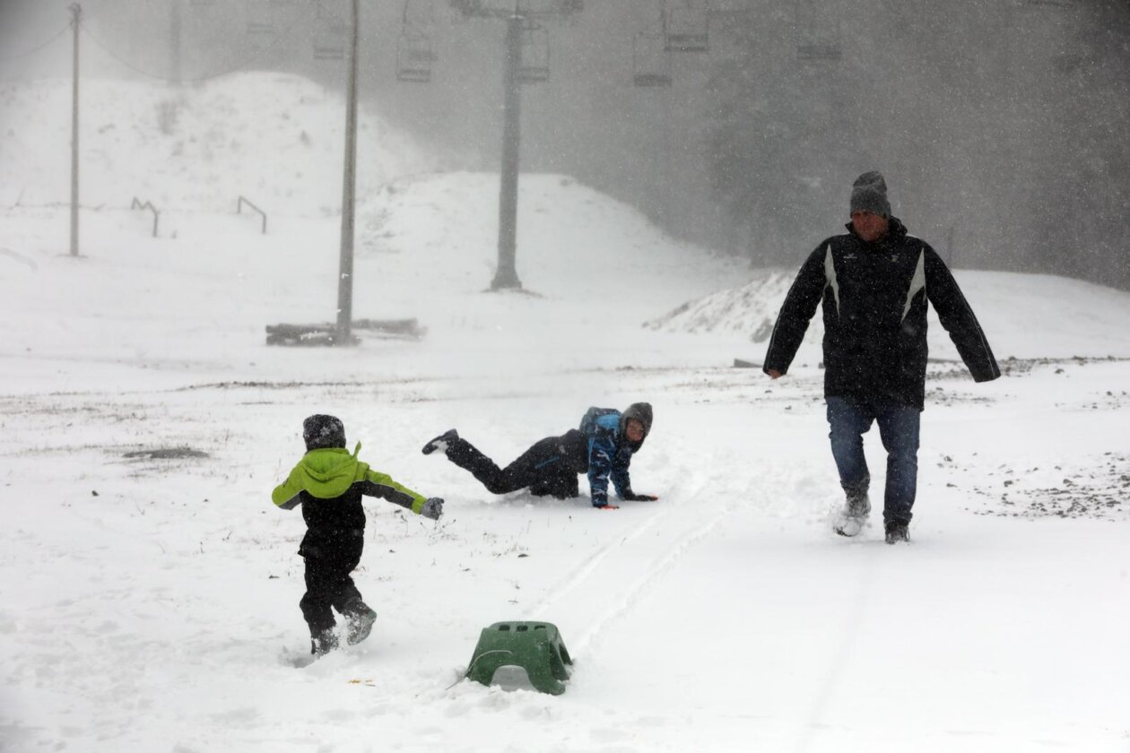 Platak: Zbog lošeg vremena malobrojni izletnici uživaju u snijegu