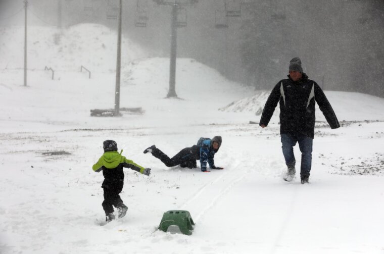 Platak: Zbog lošeg vremena malobrojni izletnici uživaju u snijegu