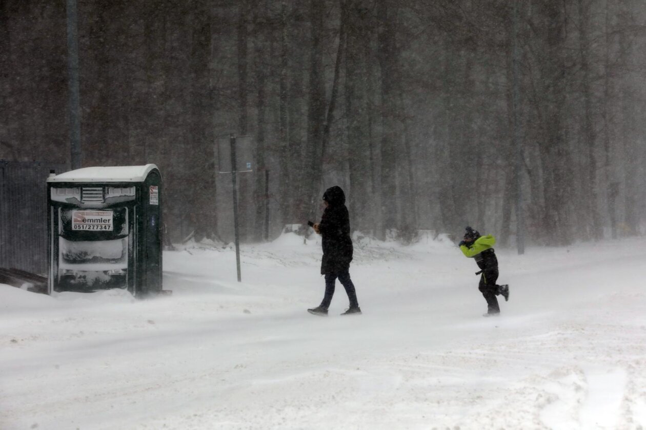 Platak: Zbog lošeg vremena malobrojni izletnici uživaju u snijegu