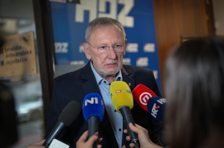 Zagreb: Dolazak članova HDZ-a na sjednicu šireg Predsjedništva i Nacionalnog odbora stranke Zagreb: Dolazak članova HDZ-a na sjednicu šireg Predsjedništva i Nacionalnog odbora stranke