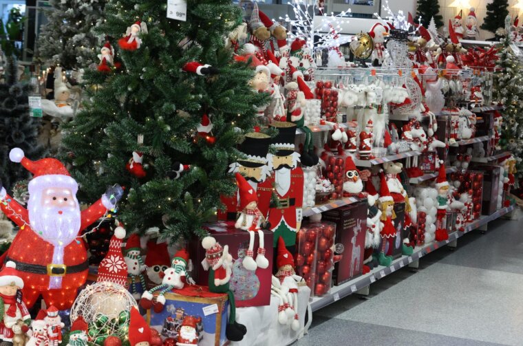 Bogata ponuda blagdanskih ukrasa u trgovačkom centru u Šibeniku