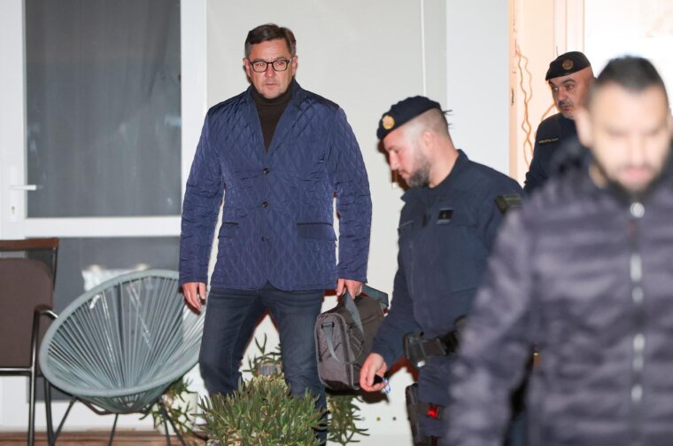 Zagreb: Izlazak Andrije Mikulića i inspektora iz kuće nakon opsežne pretrage Zagreb: Izlazak Andrije Mikulića i inspektora iz kuće nakon opsežne pretrage