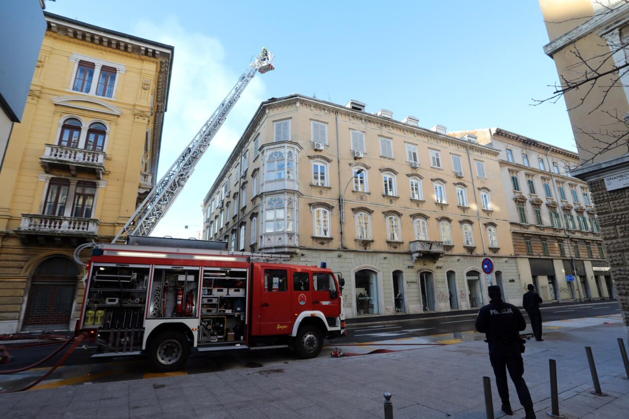 Rijeka: Požar nekoliko stanova u zgradu u Zanonovoj ulici