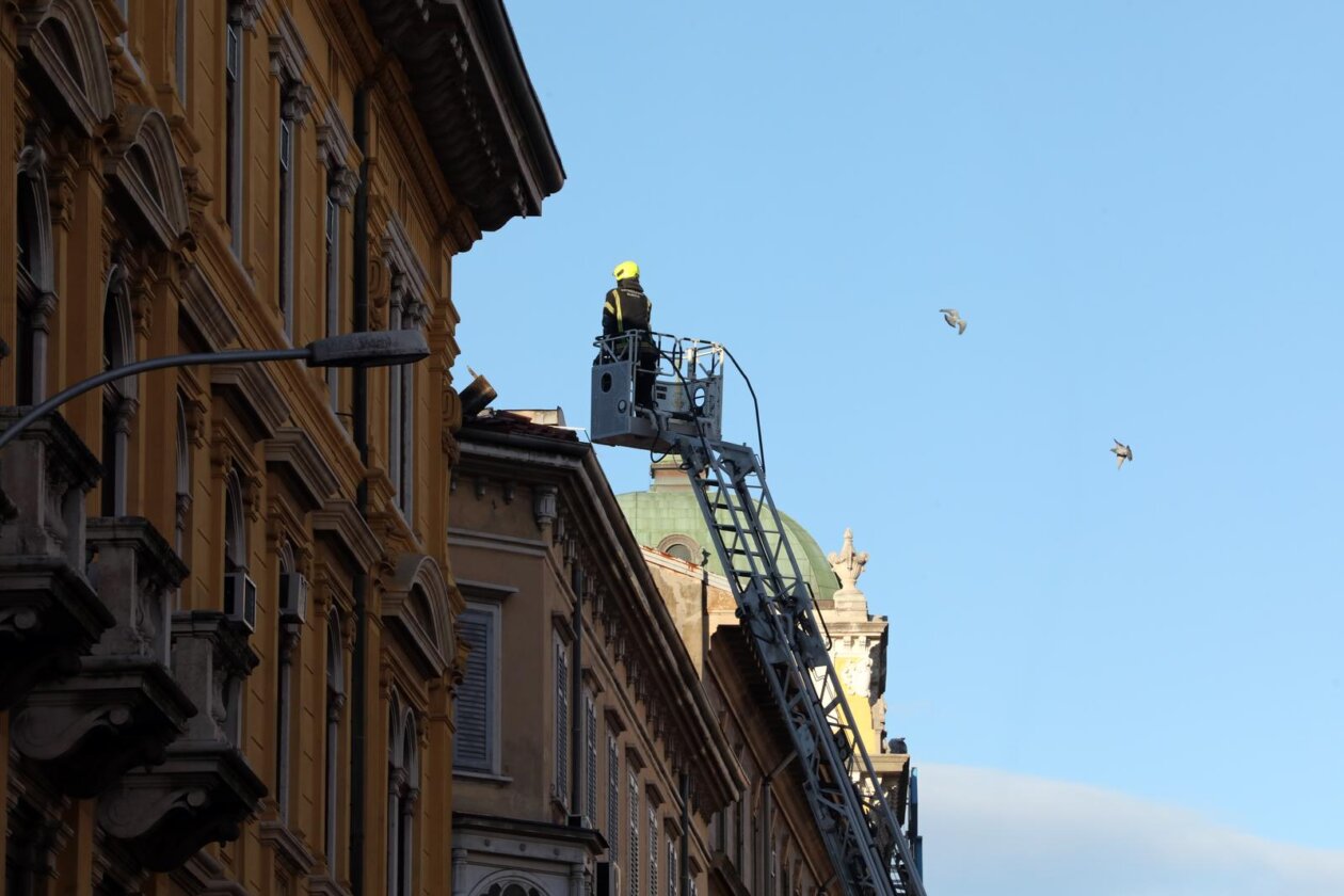 Rijeka: Požar nekoliko stanova u zgradu u Zanonovoj ulici