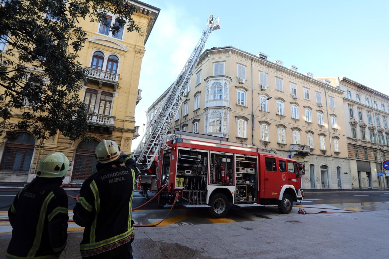 Rijeka: Požar nekoliko stanova u zgradu u Zanonovoj ulici