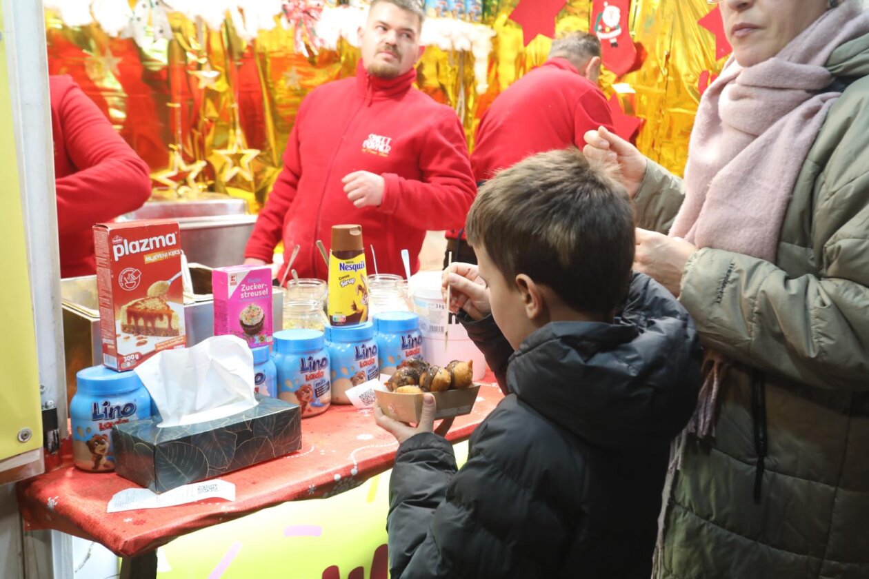 Rijeka: Zapo?elo adventiranje na Trgu Rije?ke rezolucije i Koblerovom trgu