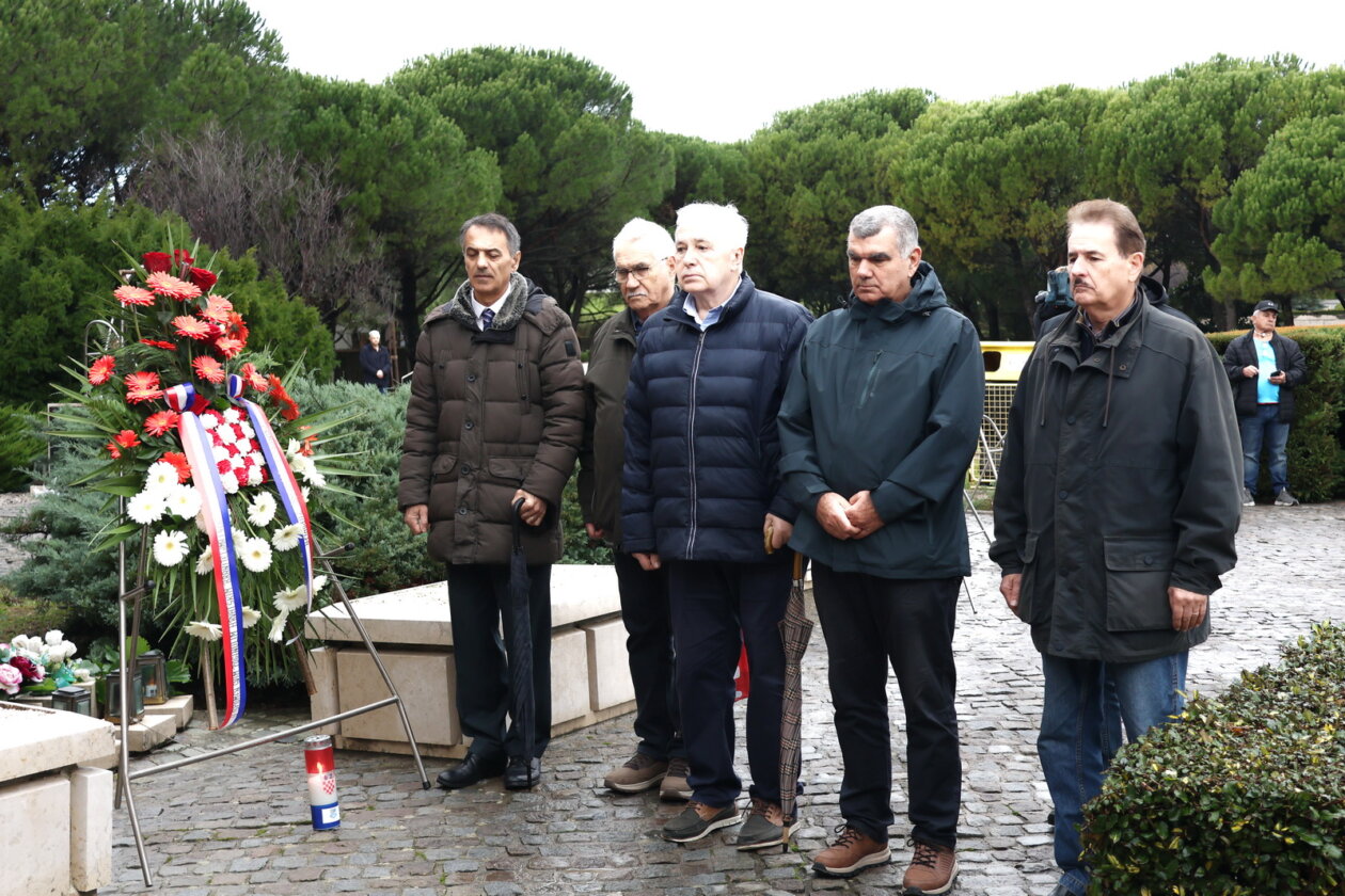 Polaganje-vijenaca-za-Dan-sjecanja-na-Vukovar-i-Skabrnju-13 Polaganje-vijenaca-za-Dan-sjecanja-na-Vukovar-i-Skabrnju-13