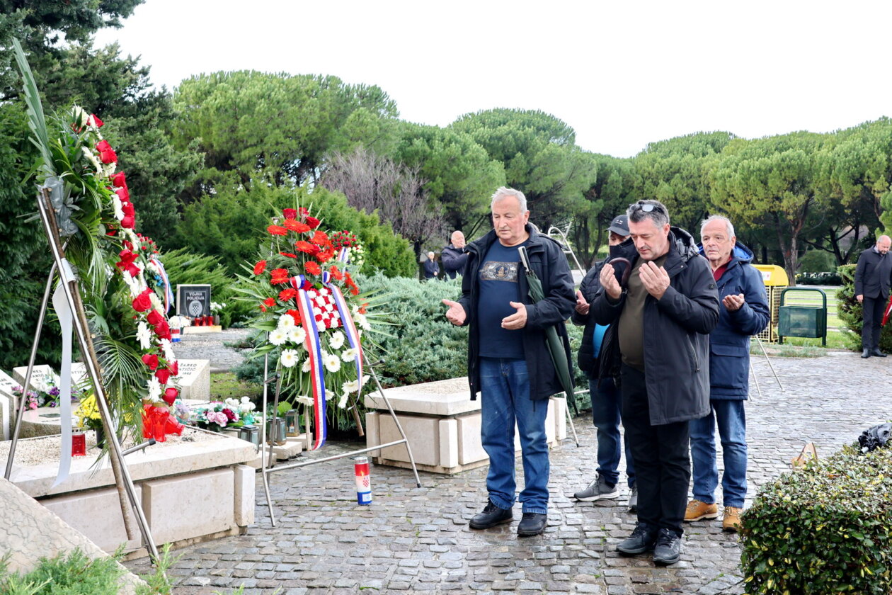 Polaganje-vijenaca-za-Dan-sjecanja-na-Vukovar-i-Skabrnju-15 Polaganje-vijenaca-za-Dan-sjecanja-na-Vukovar-i-Skabrnju-15