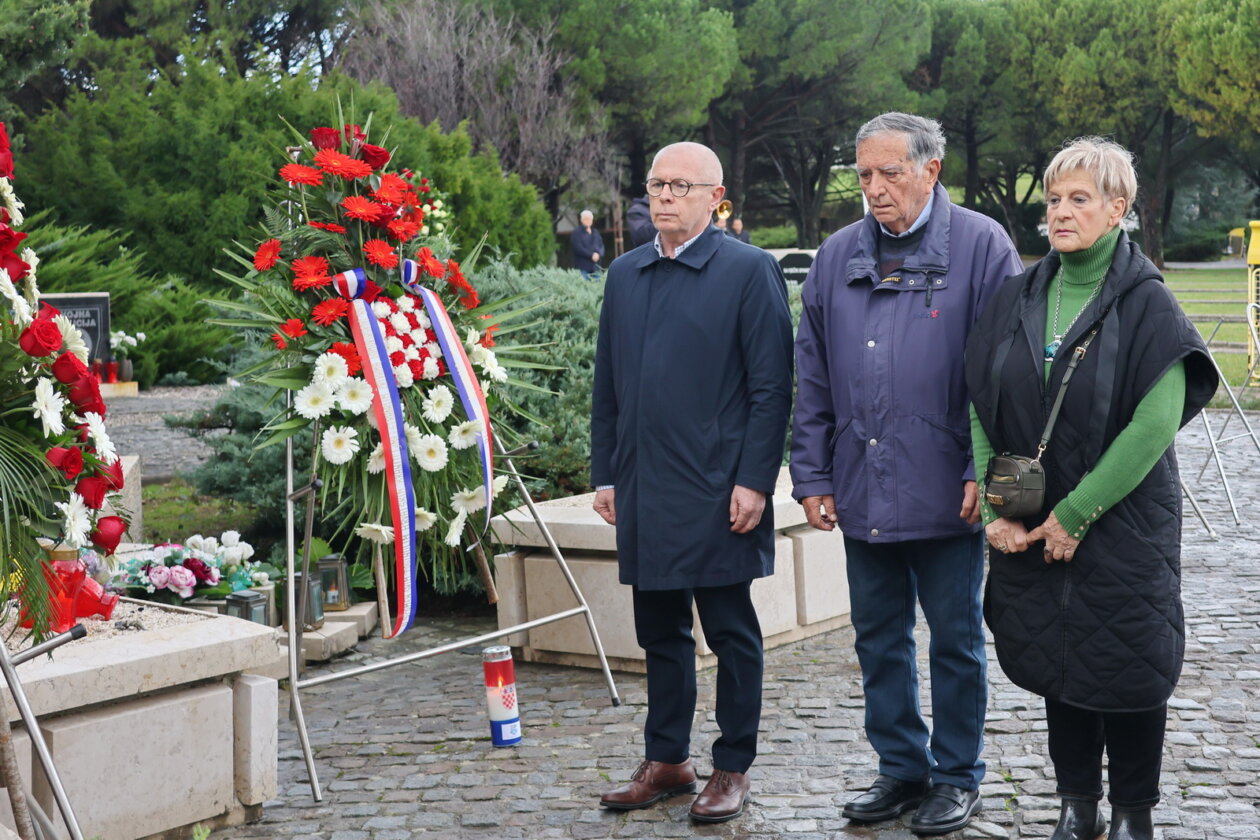 Polaganje-vijenaca-za-Dan-sjecanja-na-Vukovar-i-Skabrnju-16 Polaganje-vijenaca-za-Dan-sjecanja-na-Vukovar-i-Skabrnju-16