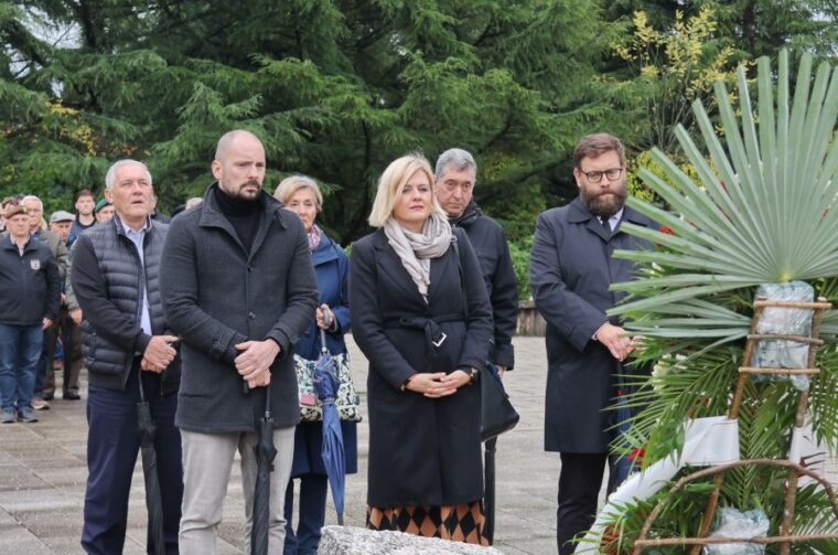 Polaganje-vijenaca-za-Dan-sjecanja-na-Vukovar-i-Skabrnju-34-900×600 Polaganje-vijenaca-za-Dan-sjecanja-na-Vukovar-i-Skabrnju-34-900×600