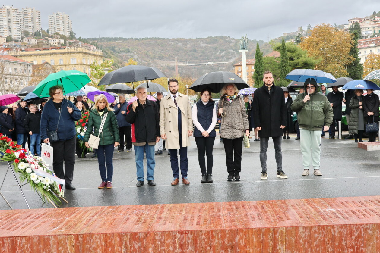 Polaganje-vijenaca-za-Dan-sjecanja-na-Vukovar-i-Skabrnju-83 Polaganje-vijenaca-za-Dan-sjecanja-na-Vukovar-i-Skabrnju-83