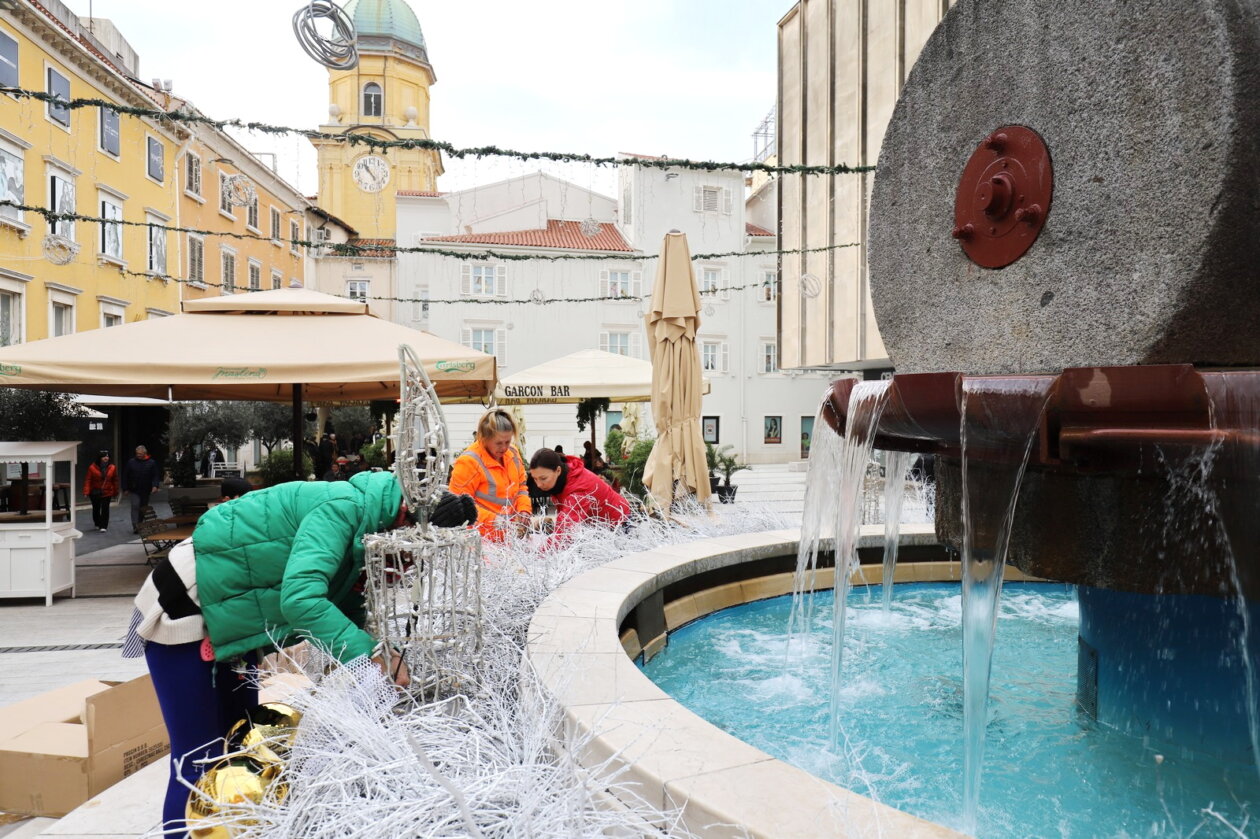 Postavljanje-ukrasa-na-Adventski-vijenac-2