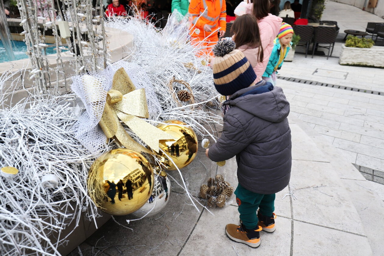 Postavljanje-ukrasa-na-Adventski-vijenac-26
