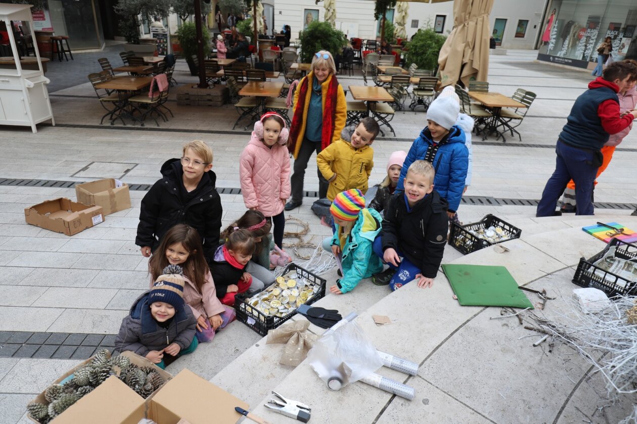 Postavljanje-ukrasa-na-Adventski-vijenac-6