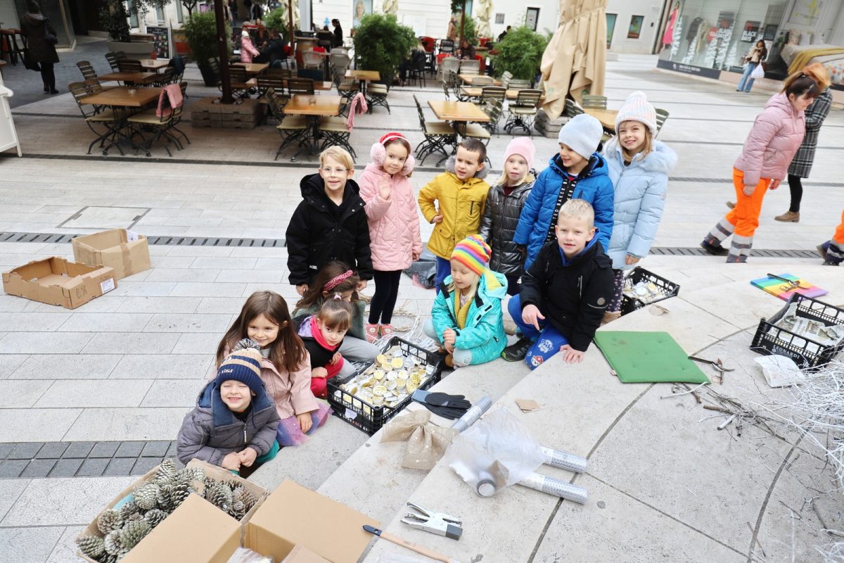 Postavljanje-ukrasa-na-Adventski-vijenac-7-1200×800