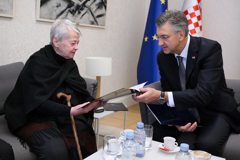 fd938f26-f9db-49c1-bc34-2449b1e29935 fd938f26-f9db-49c1-bc34-2449b1e29935