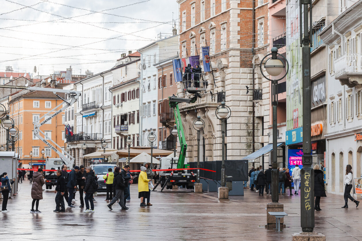 postavljanje lampica Korzo 2025-0046