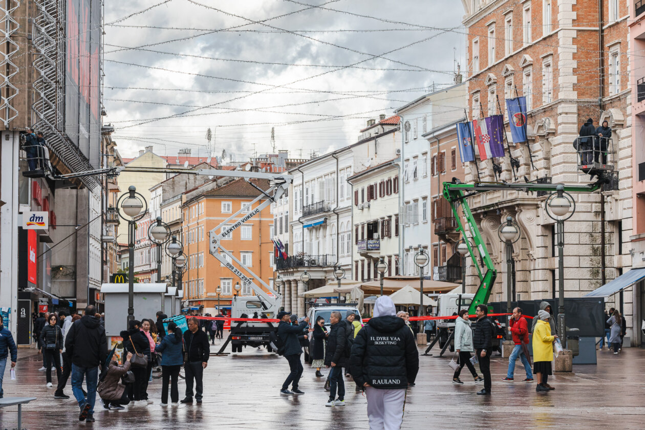 postavljanje lampica Korzo 2025-0050