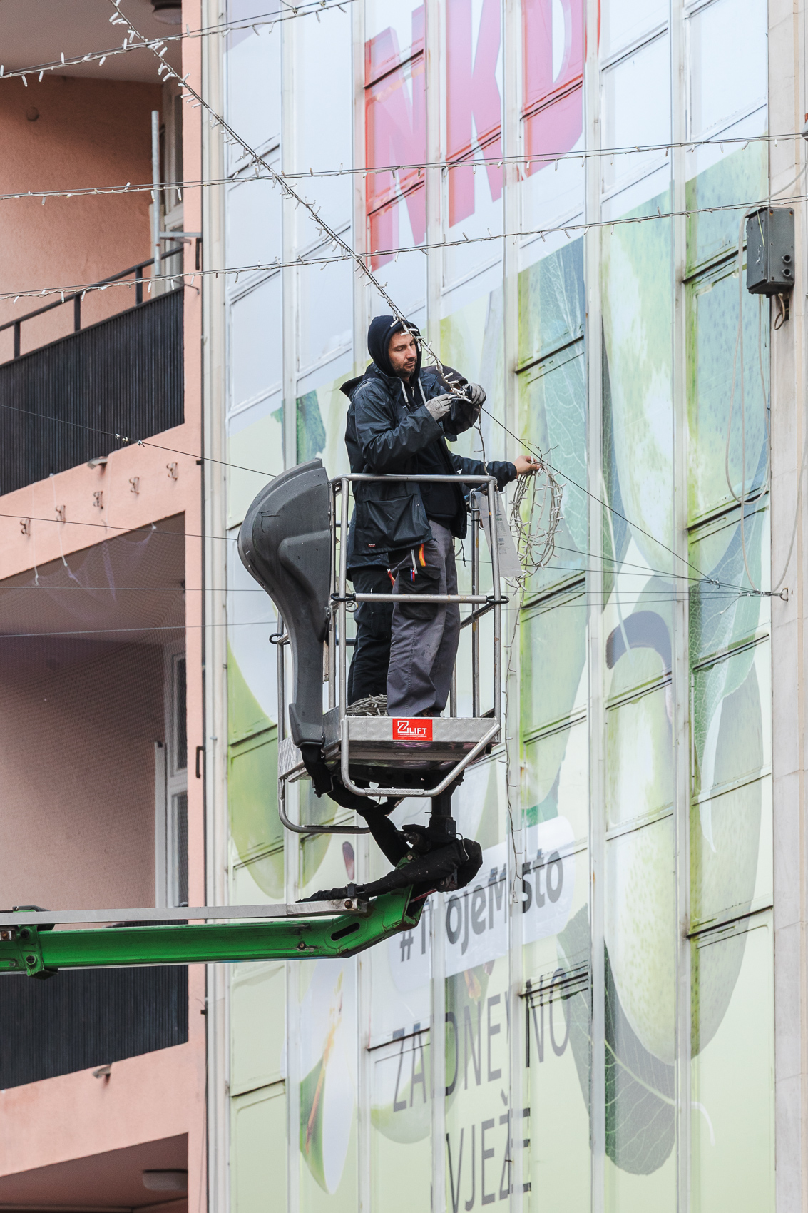 postavljanje lampica Korzo 2025-0053