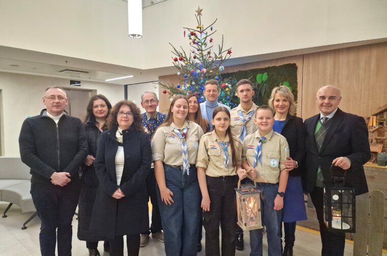 Betlehemsko svjetlo tradicionalno doneseno u KBC Rijeka (1) Betlehemsko svjetlo tradicionalno doneseno u KBC Rijeka (1)