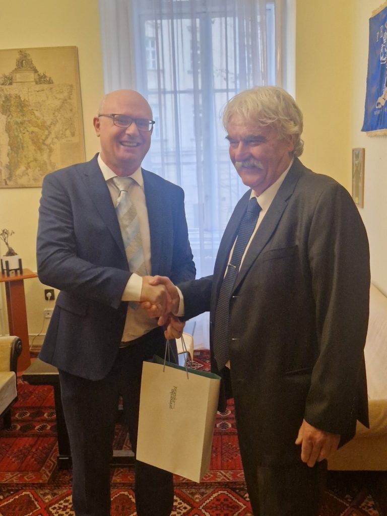 IMG-94edbf929491f73663f0a239cdaec245-V-768×1024