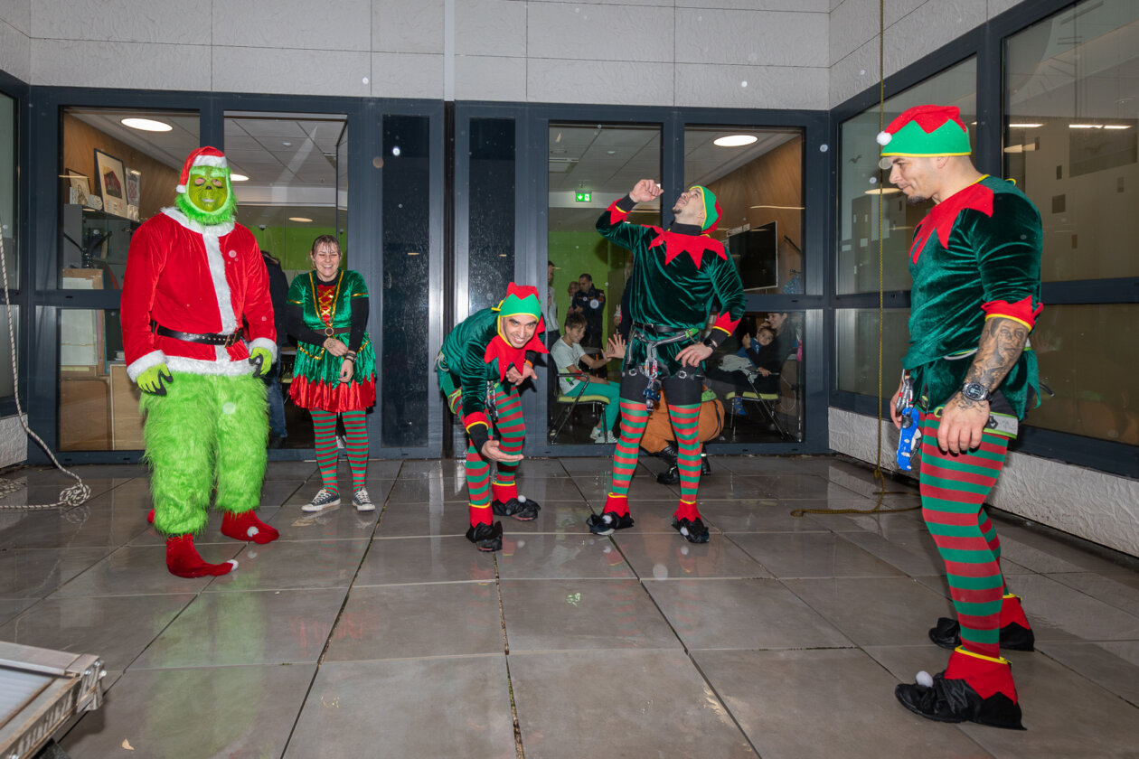 KBC Rijeka djeca vatrogasci djed božićnjak-6771