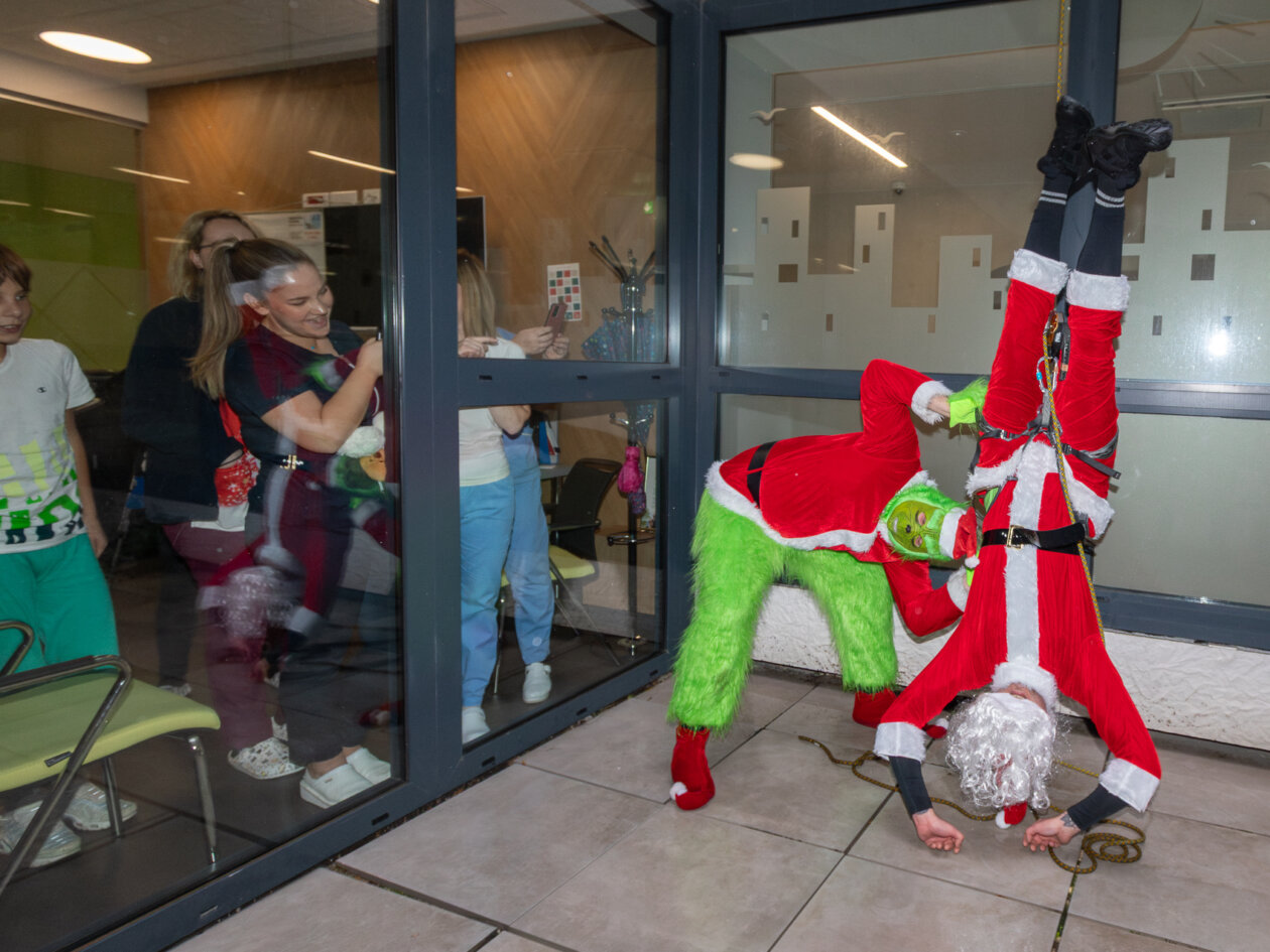 KBC Rijeka djeca vatrogasci djed božićnjak-6799