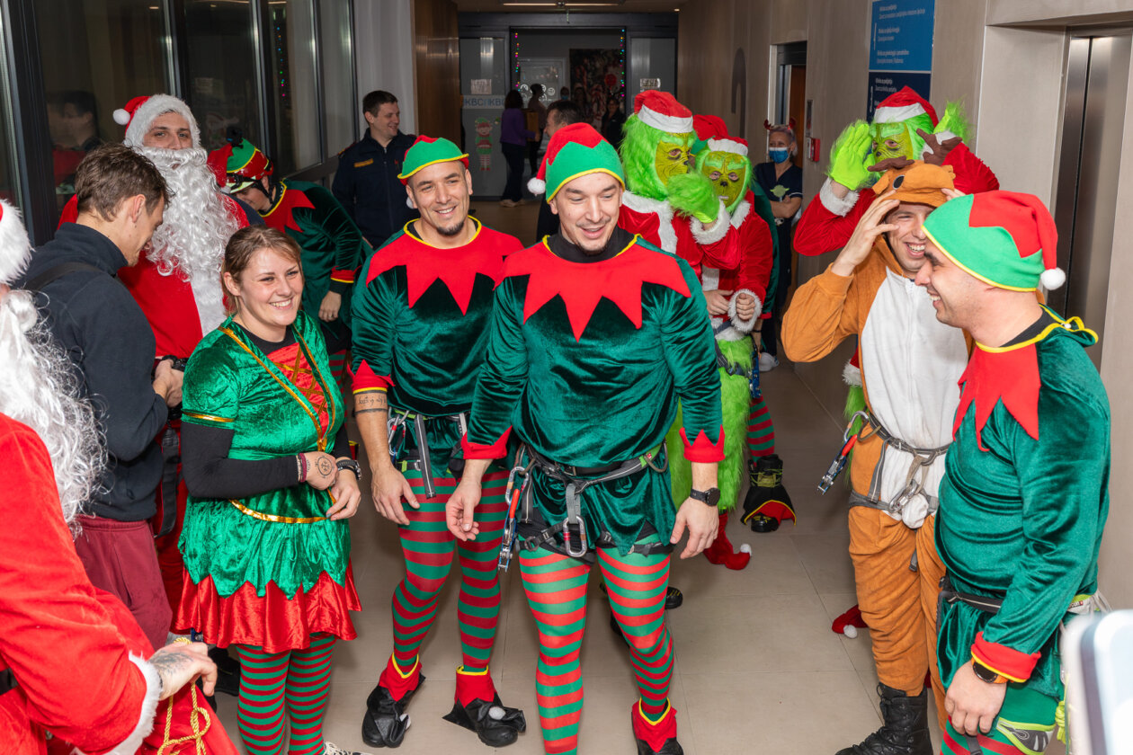 KBC Rijeka djeca vatrogasci djed božićnjak-6809