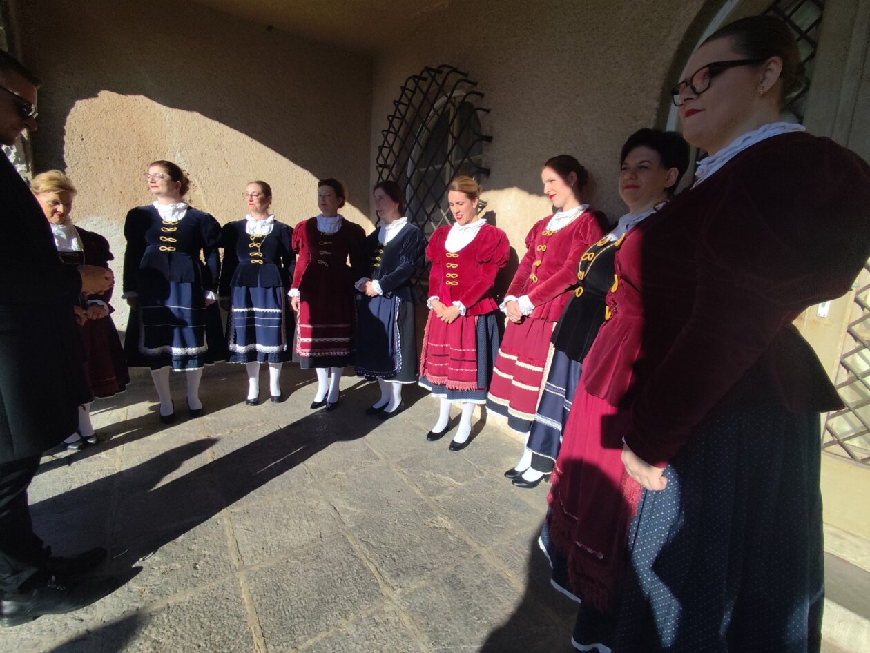 KUD-Zvir-iz-Jelenja-pod-vodstvom-maestra-Davora-Juretica-scaled KUD-Zvir-iz-Jelenja-pod-vodstvom-maestra-Davora-Juretica-scaled