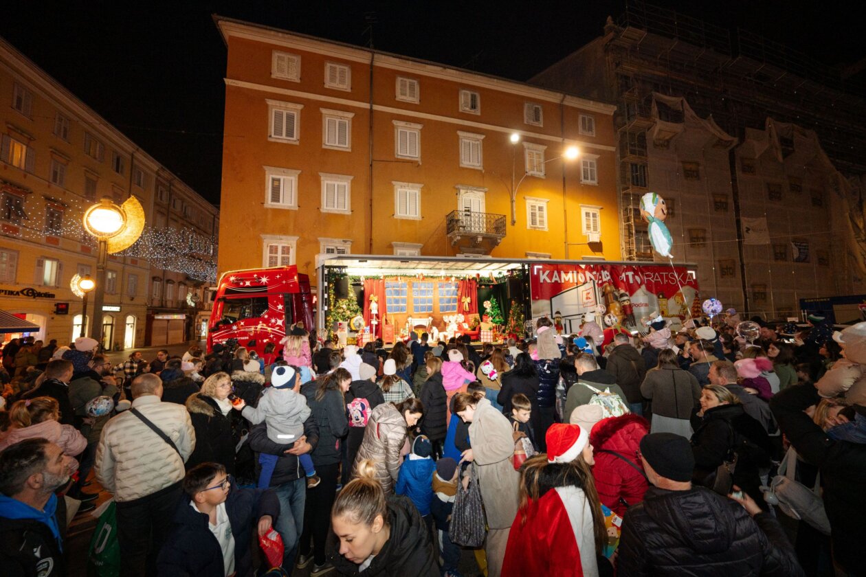 Kamion Djeda Mraza u Rijeci_2 Kamion Djeda Mraza u Rijeci_2