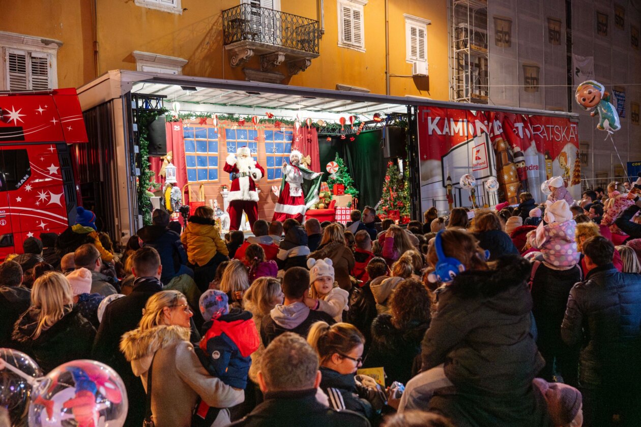 Kamion Djeda Mraza u Rijeci_4 Kamion Djeda Mraza u Rijeci_4