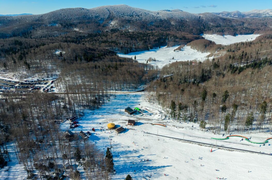 Pogled iz zraka na skijalište Platak pod snijegom Pogled iz zraka na skijalište Platak pod snijegom