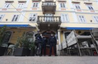 Rijeka: Žena umrla na stubištu, u stanu pronađen muškarac s ozljedama vrata