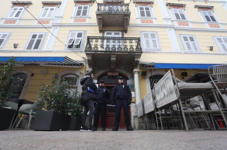 Rijeka: Žena umrla na stubištu, u stanu pronađen muškarac s ozljedama vrata Rijeka: Žena umrla na stubištu, u stanu pronađen muškarac s ozljedama vrata