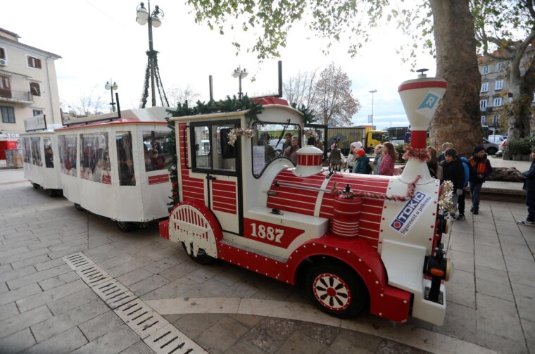 Rijeka: Vlakić Djeda Mraza prometuje centrom grada Rijeka: Vlakić Djeda Mraza prometuje centrom grada