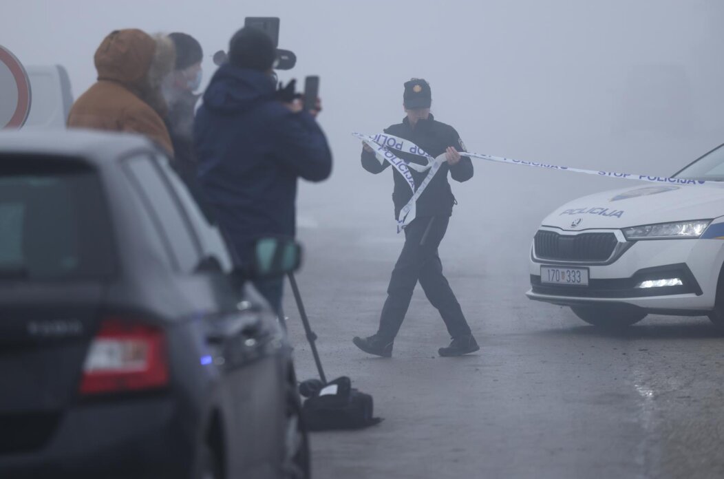 Vatrogasci i policija ispred CIAK-a gdje je tijekom noći izbio požar Vatrogasci i policija ispred CIAK-a gdje je tijekom noći izbio požar
